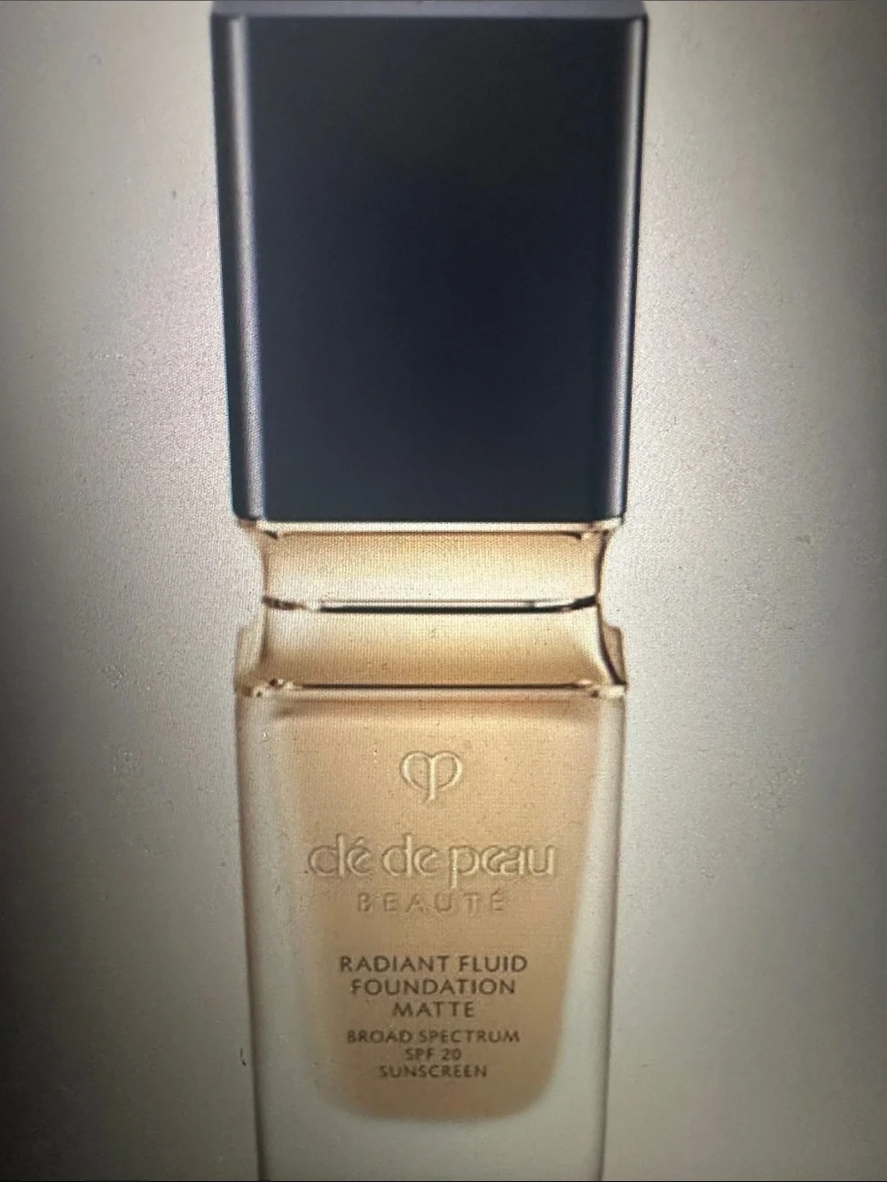 NIB Cle’ de peau Beaute Radiant Fluid Foundation, Matte, with SPF 20, color O20